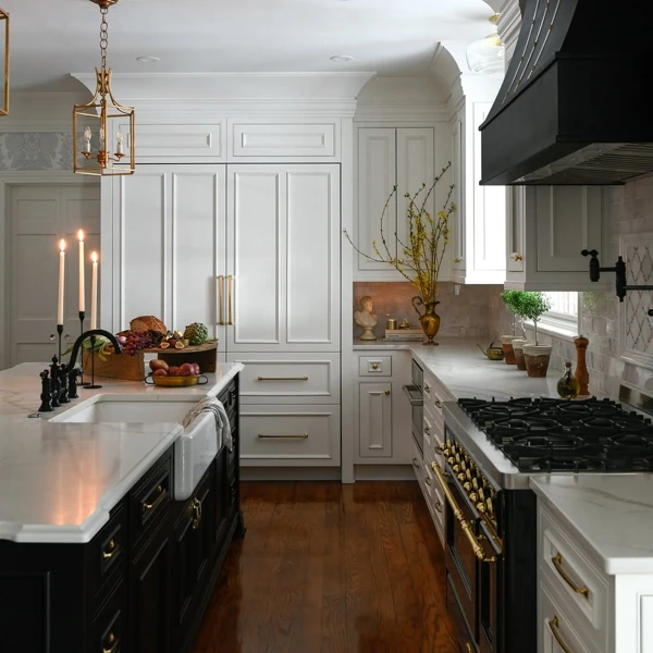Warm Oak & Crisp White Kitchens