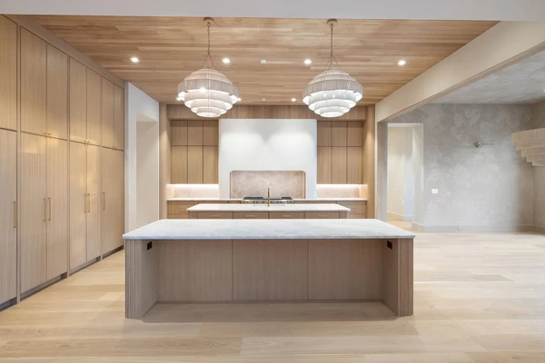 Timeless Warmth: Oak and White Kitchens