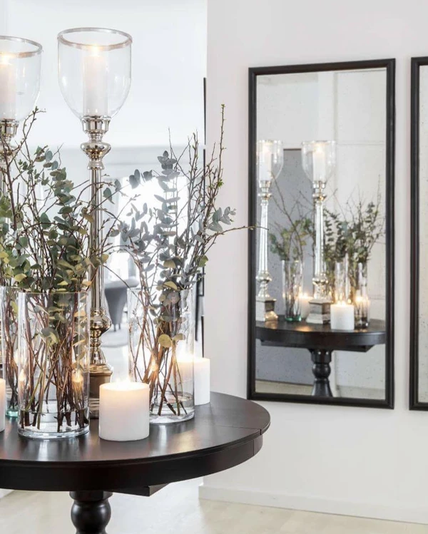 Streamlined Entryway with Natural Textures