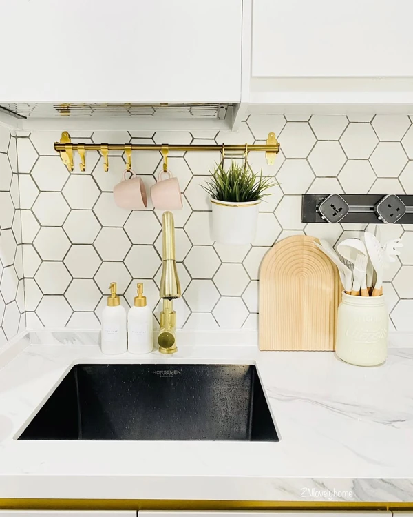 Glimmering Gold & Warm White Kitchen