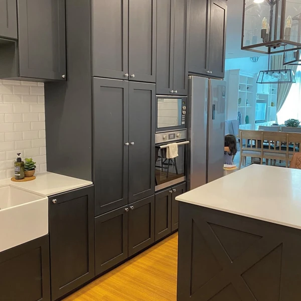 black farmhouse kitchen