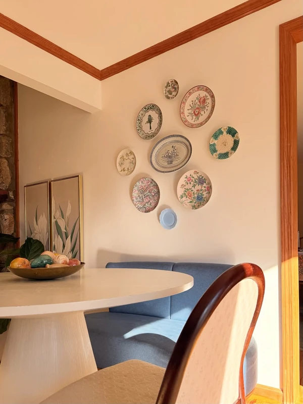 Decorative Plates Above Dining Nook