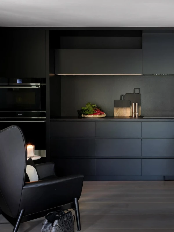 Serene Black Kitchens with Living Touches