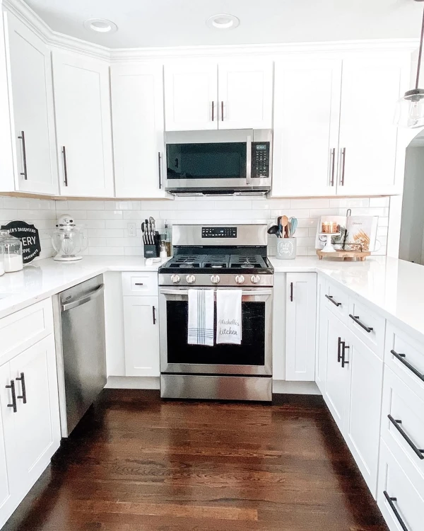 white farmhouse kitchen