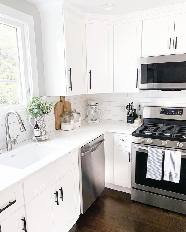 white farmhouse kitchen
