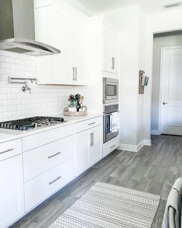 white farmhouse kitchen