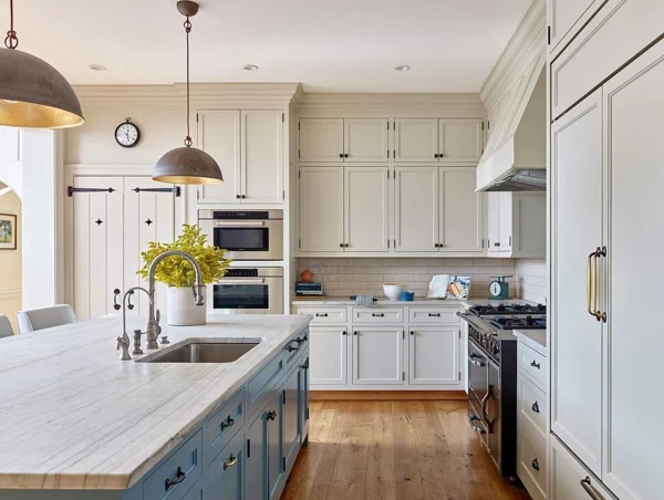 white farmhouse kitchen